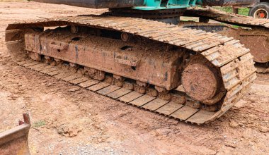 Tayland 'da eski kazı araçları paslanıyor.