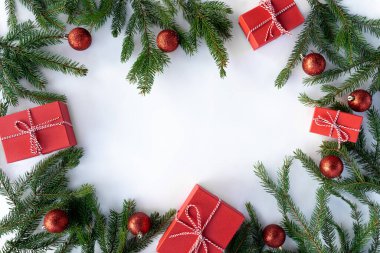 Yeni yıl kristalleri, kırmızı kutular, kırmızı toplar ve beyaz üzerine izole edilmiş çam ağaçları yatıyordu.