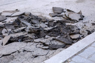 Kötü yol. Kırık asfalt.