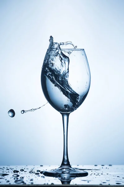 Percikan Air Latar Belakang Biru Anggur Gelas Dengan Air — Stok Foto