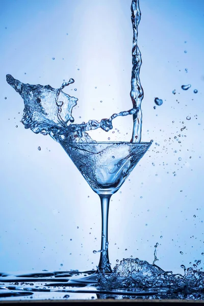 Éclaboussures Eau Sur Fond Bleu Cocktail Verre Avec Eau — Photo