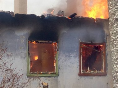 Rusya'nın kışın bir apartmanda yangın