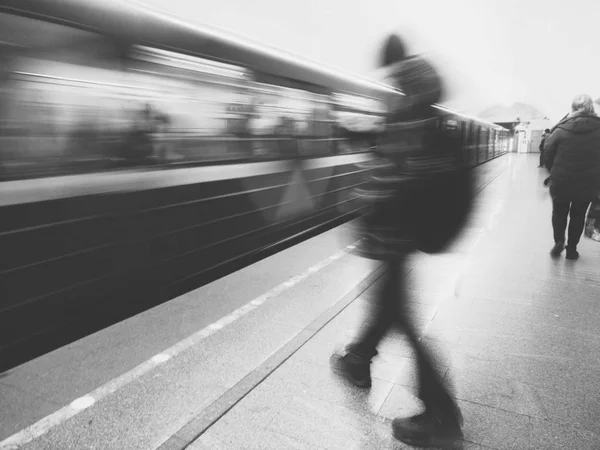 Человек Ждет Поезд Станции Метро — стоковое фото