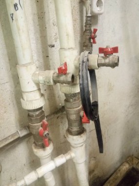Beyaz metal-plastik modern su boruları.