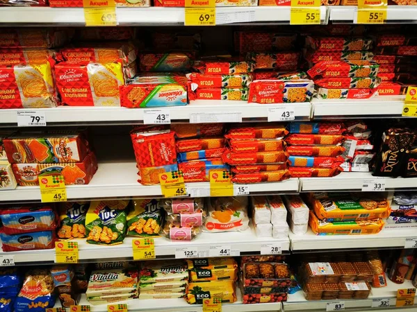 Leningrad Bölgesi, Rusya, 23 Ekim 2019, Rusya 'daki Pyaterochka marketinde tatlı ürünler.