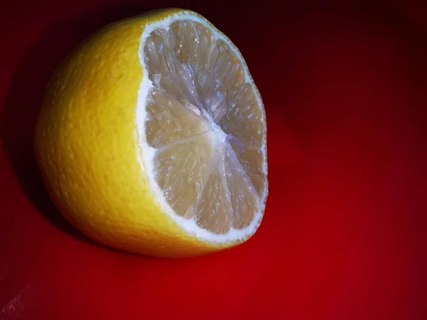 Шматочок Лимона Крупним Планом Червоному Тлі — стокове фото