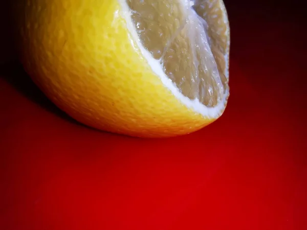 Шматочок Лимона Крупним Планом Червоному Тлі — стокове фото