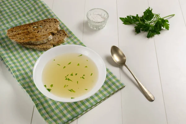 Frische Brühe Einem Weißen Teller Mit Fein Gehacktem Grünzeug Auf — Stockfoto