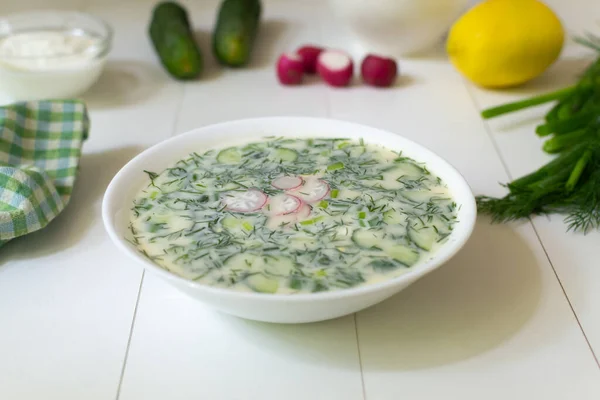 Kalte Suppe Einem Tiefweißen Teller Mit Zutaten Auf Einem Weißen — Stockfoto