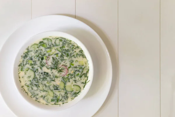 Kalte Suppe Einem Tiefweißen Teller Auf Einem Weißen Tisch Okroshka — Stockfoto