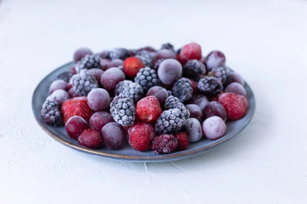 Frozen Berries Gray Plate White Background Copy Space Close Selective — Stock Photo, Image