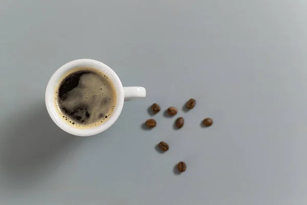 Xícara Com Café Expresso Fundo Cinza Com Grãos Café Foco — Fotografia de Stock