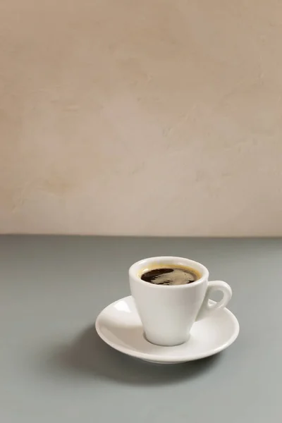 Xícara Branca Com Café Expresso Pires Branco Fundo Cinza Foco — Fotografia de Stock