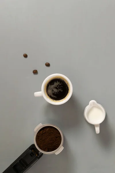 Xícara Branca Com Café Expresso Creme Suporte Fundo Cinza Foco — Fotografia de Stock