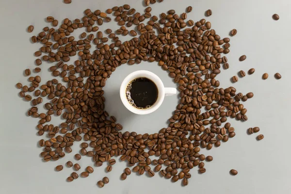 Weiße Tasse Mit Espresso Zwischen Kaffeebohnen Auf Grauem Hintergrund Nahaufnahme — Stockfoto