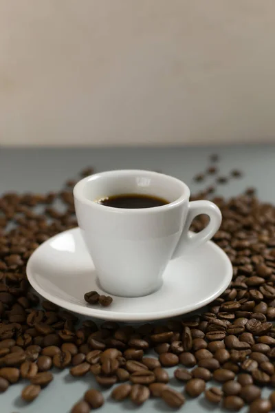 Taza Blanca Con Espresso Platillo Blanco Entre Granos Café Sobre — Foto de Stock