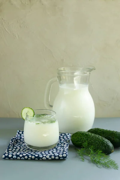 Ayran ในแก วแก งและแตงกวาเหย อกบนพ นหล เทา แนวค ดผล ดลอกท — ภาพถ่ายสต็อก