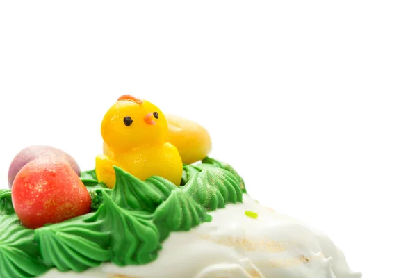 Övre delen av påsk kaka med grädde och rolig chick. — Stockfoto