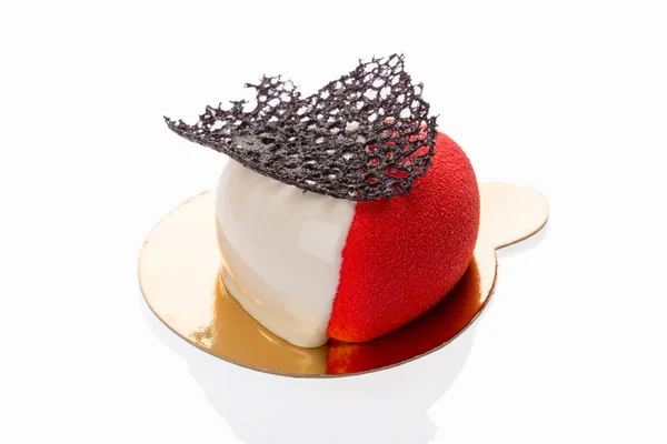Frans mousse taart in vorm van hart die bedekt met rode en witte glazuur — Stockfoto