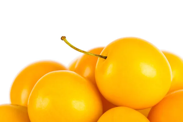 Eine Handvoll gelbe Kirschpflaumen - isoliert auf weiß — Stockfoto