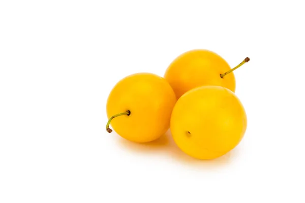 Üç kiraz Erik - beyaz arka plan üzerinde izole sarı