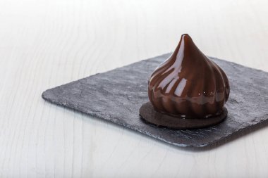 Fransız mousse kek ayna sır ile kaplı