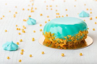 Fransız mousse kek ayna sır ile kaplı