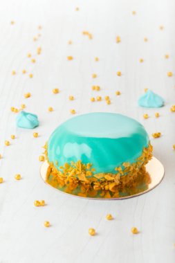 Fransız mousse kek ayna sır ile kaplı