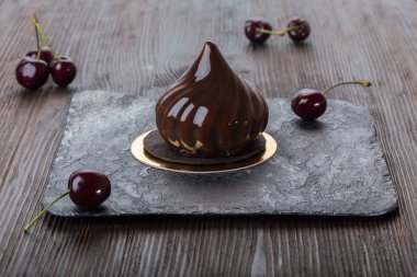 Fransız mousse kek ayna sır ile kaplı