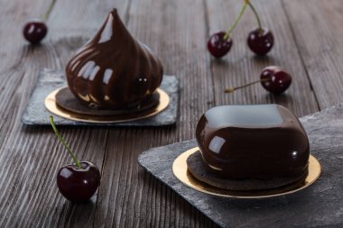 Fransız mousse kek ayna sır ile kaplı