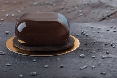 Fransız mousse kek ayna sır ile kaplı