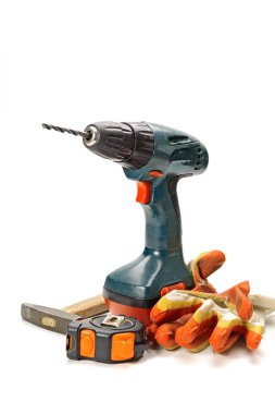 Beyaz tornavida eldivenleri çekiç