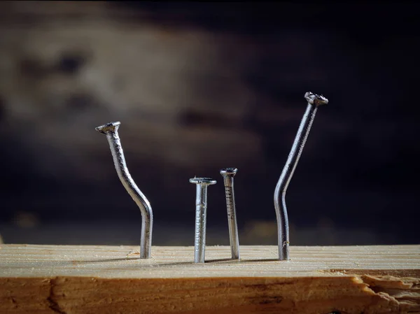 bir ahşap yüzeyde metal çivi kavramları