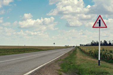 yol ve bulutlu gökyüzü manzara