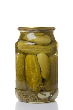 beyaz bir kavanoza Konserve salatalık