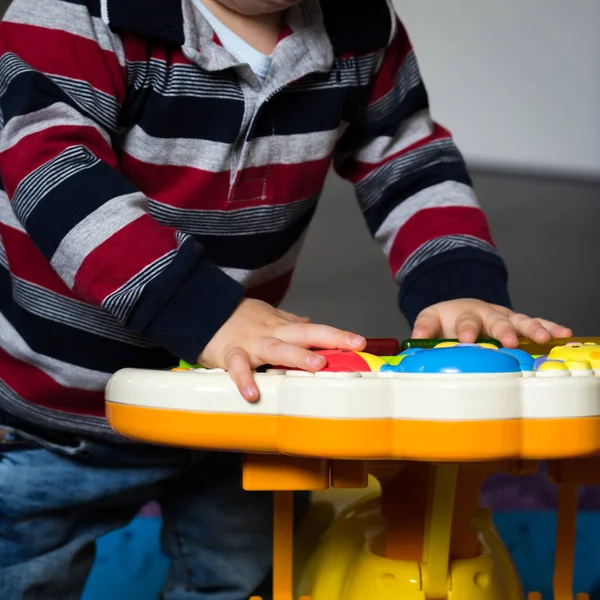 Criança Jogando Pressionando Botões Seu Jogo Eletrônico — Fotografia de Stock