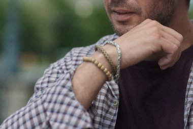 Bir adam mesafeye bakıyor.