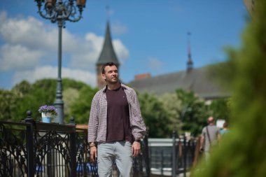 adam sokakta yürüyor