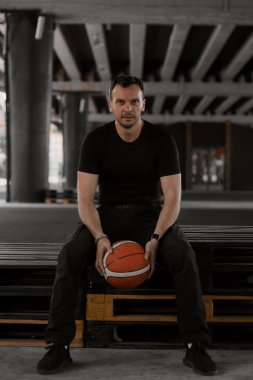 kaslı adam basketbol oynarken