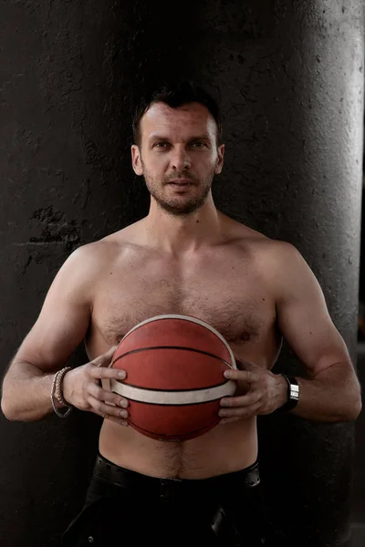 Kaslı adam basketbol oynarken — Stok fotoğraf