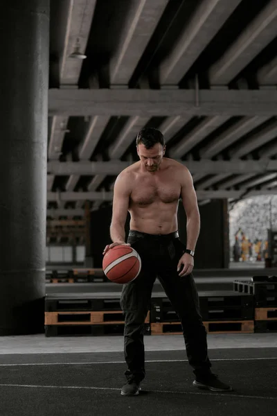 Uomo muscolare che gioca a basket — Foto Stock