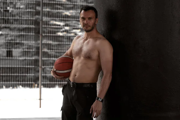 Muskulöser Mann beim Basketball — Stockfoto