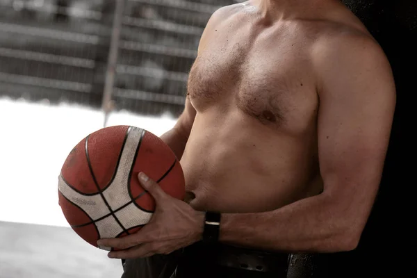 Muskulöser Mann beim Basketball — Stockfoto