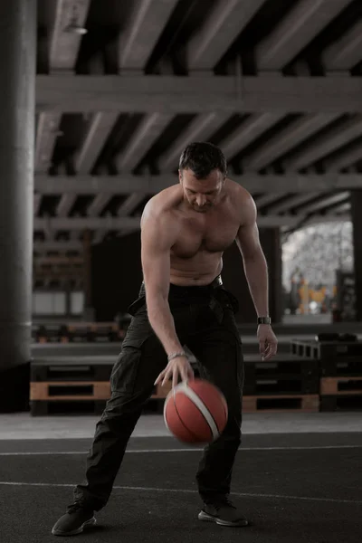 Muskulöser Mann beim Basketball — Stockfoto