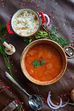 kırmızı pirinç çorbası
