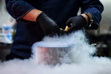 Cook bir tabağa yemek koyar
