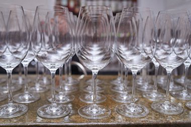 Bir sürü boş şarap bardakları