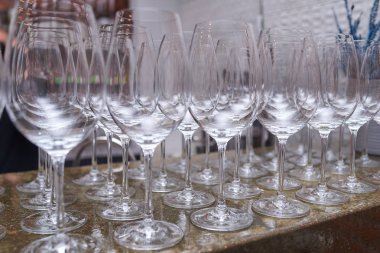 Bir sürü boş şarap bardakları