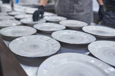 Masada bir sürü boş tabak var.