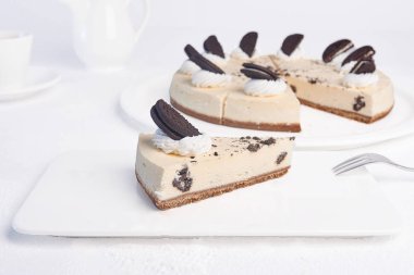 Beyaz tabakta lezzetli cheesecake